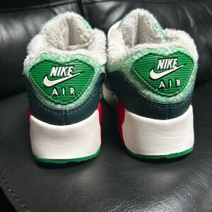 Lightly worn for a season Christmas air max kids 2.5 !!
